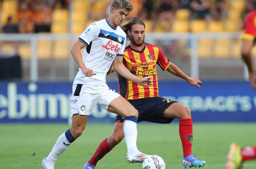 Fumogeno durante Lecce-Atalanta invade la pista di atletica: emesso un Daspo
