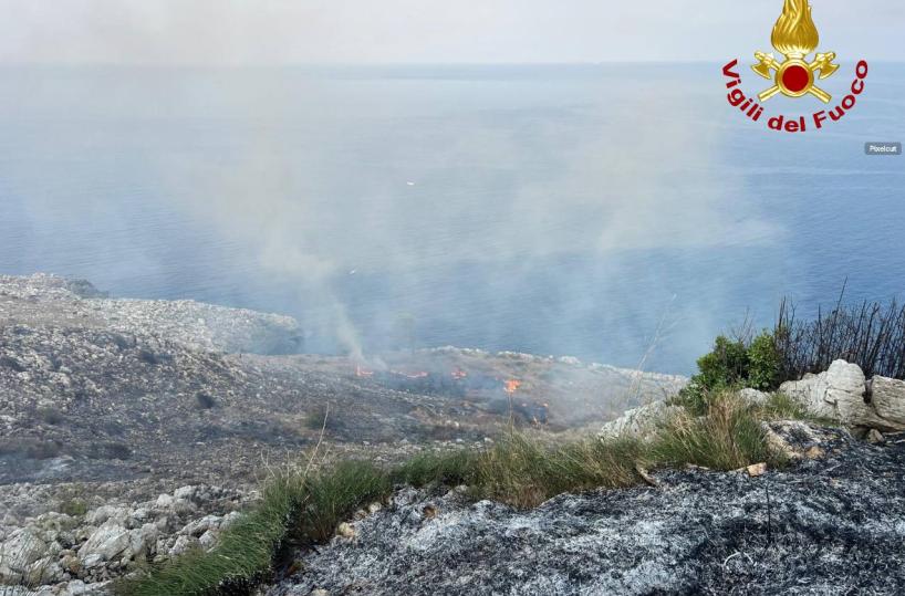 Santa Cesarea Terme, bruciano 17 ettari di vegetazione: necessario intervento Canadair
