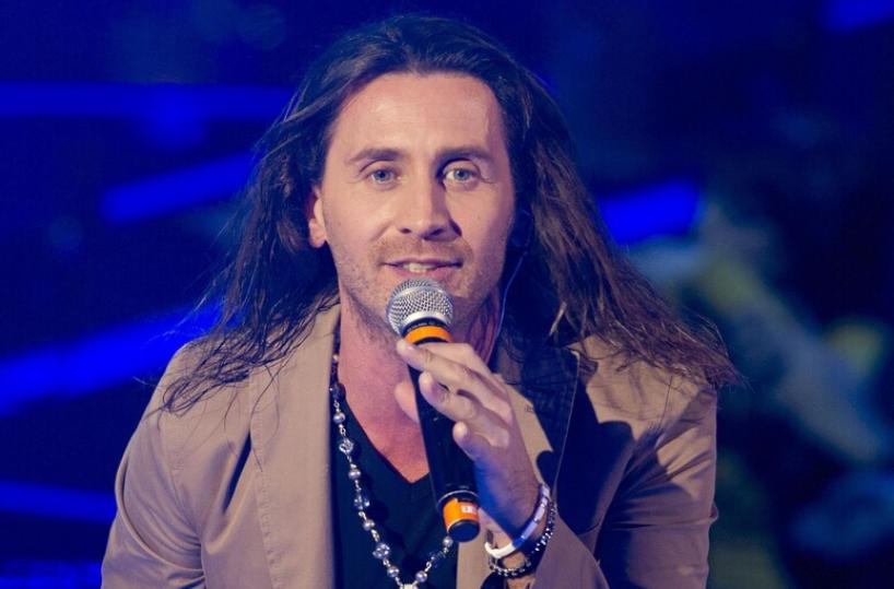 Bisceglie, caso Povia: &laquo;Il Comune prende le distanze dalle sue posizioni no vax e omofobe&raquo;