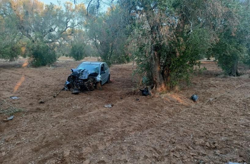 Auto si schianta contro albero nel Brindisino: conducente 31enne in ospedale in codice rosso