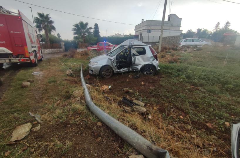 Ostuni, auto sfonda guardrail e conducente rimane incastrato