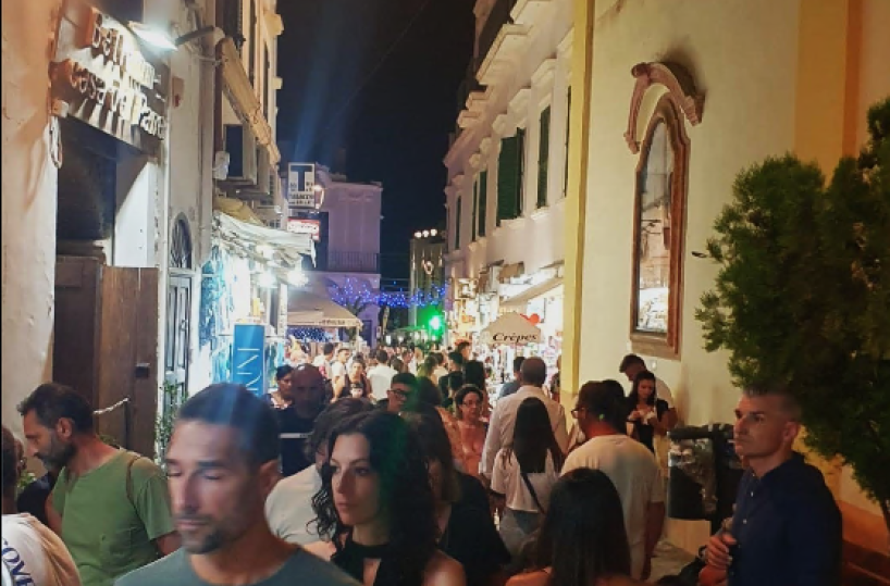 Gallipoli, il borgo antico è nel caos. La denuncia: «È in mano agli abusivi»