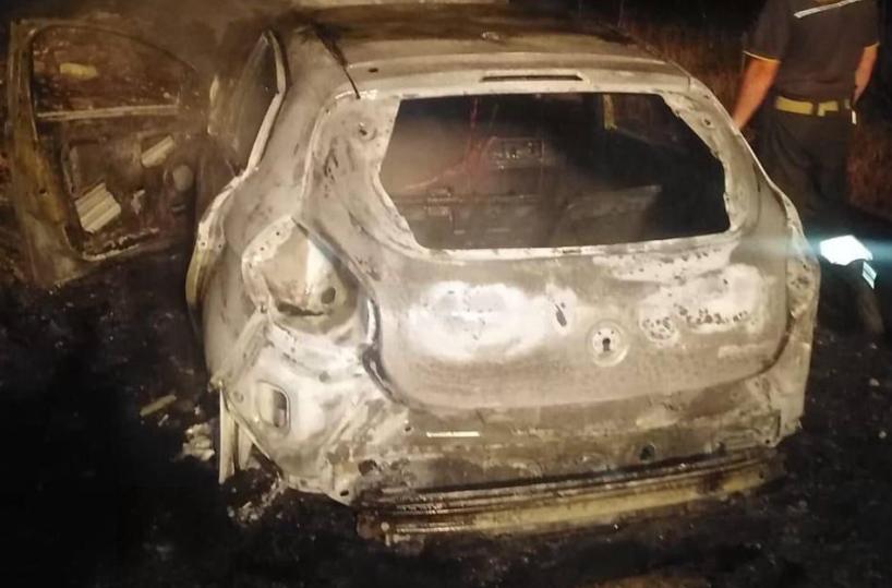 Racale, auto rubata data alle fiamme in località Donna Palma