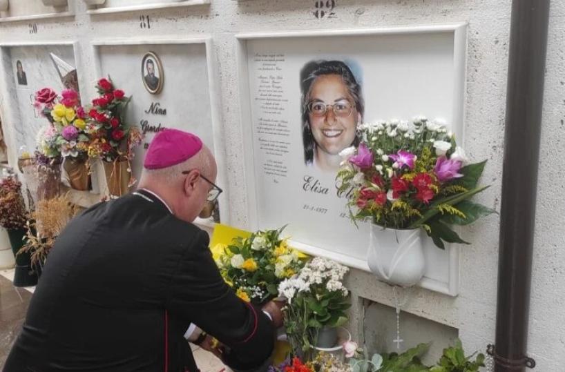Potenza, l'arcivescovo Davide Carbonaro in preghiera davanti alla tomba di Elisa Claps