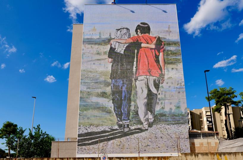 A Massafra bimbo israeliano e palestinese si abbracciano in uno smart wall digitale