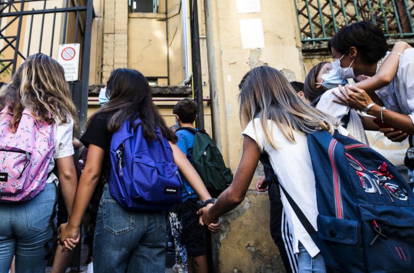 Caro-scuola, stangata per le famiglie. Leo: «ma in Puglia più borse di studio e buoni educativi»
