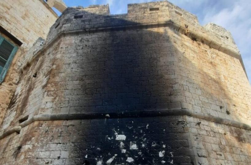 Conversano, contenitore di rifiuti prende fuoco: danneggiata la torre del castello