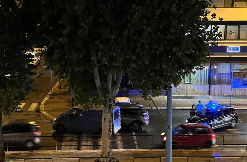 Bari, scontro tra auto e furgone in Viale della Repubblica: arriva la polizia