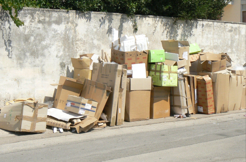 Bari, arriva il porta a porta per negozi e ristoranti: «Stop ai bustoni per strada»