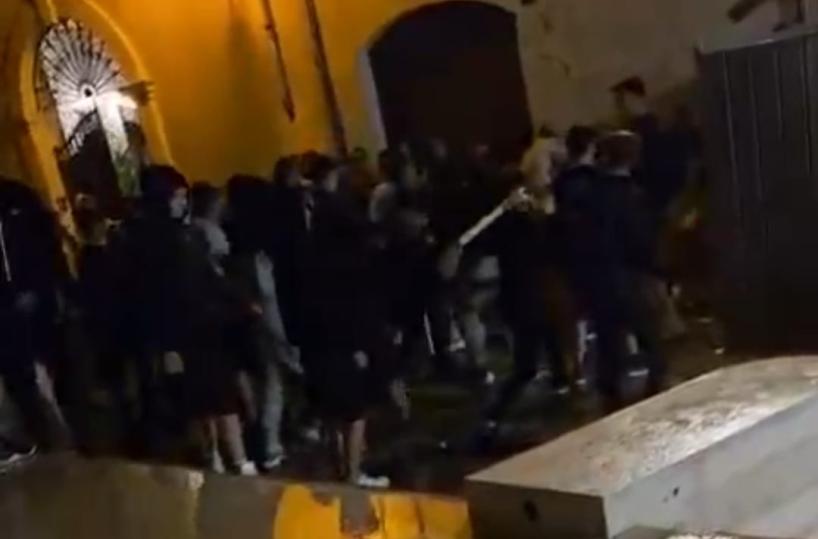 Nardò, si spoglia in piazza durante un addio al celibato: turista picchiato da un gruppo di ragazzi