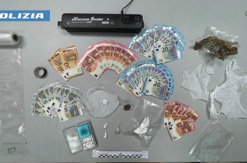 Taranto, spaccio in casa al piano terra in pieno centro: arrestato 46enne pregiudicato