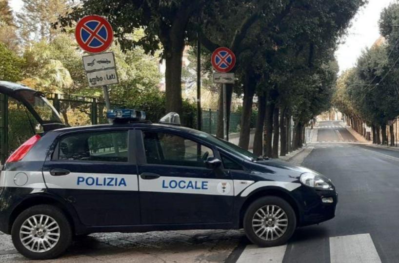 Lecce, la polizia locale a caccia dei «pirati» su due ruote