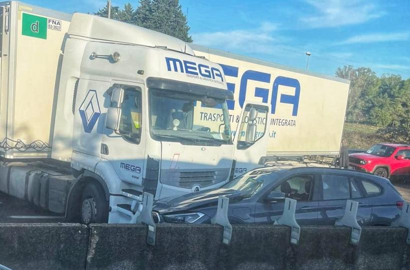 Auto contro mezzo pesante a Cavallino: chiusa carreggiata della SS16