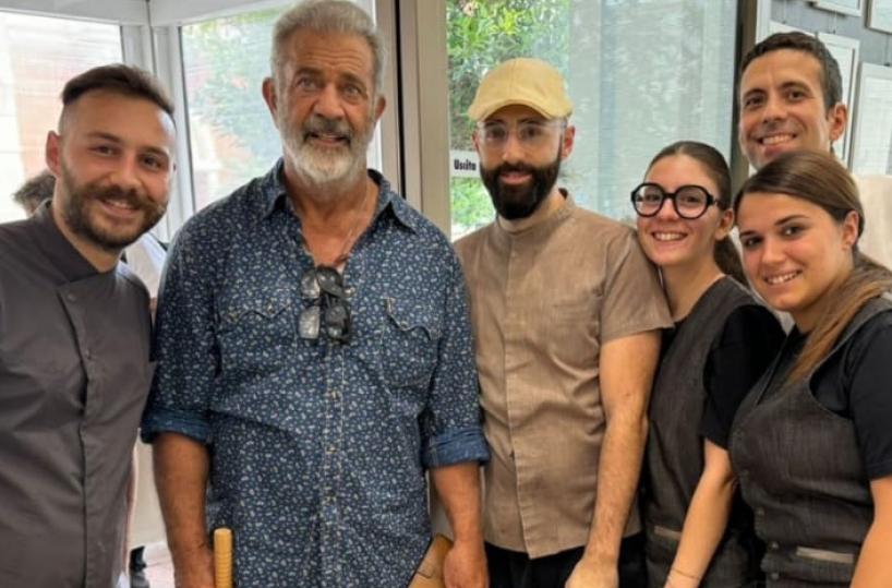 Mel Gibson, colazione a Gravina in Puglia: lo scatto con i fan