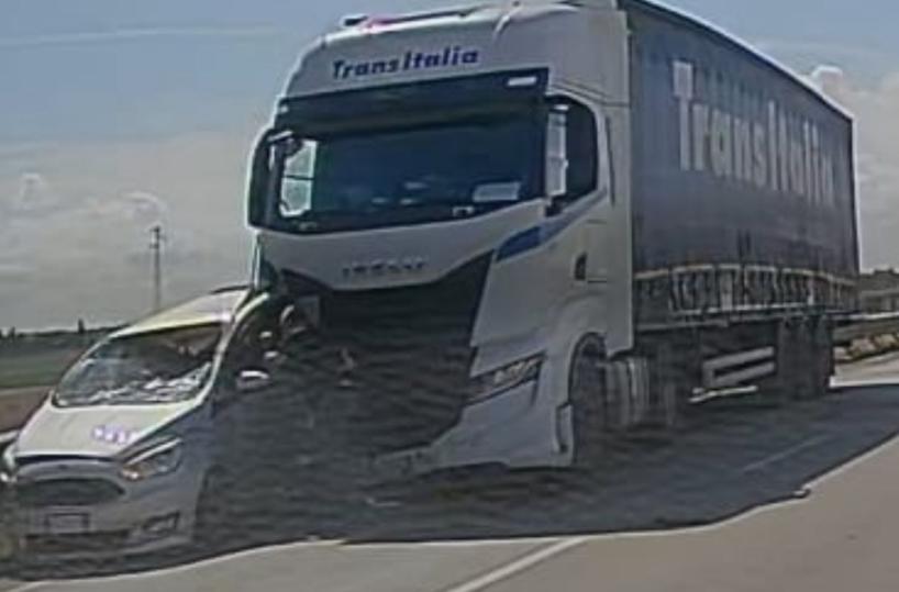 Manfredonia, un camion travolge un'autovettura sulla SS89: un ferito 