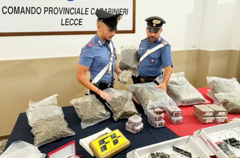 Droga, lanciarazzi e munizioni nel garage: blitz dei carabinieri a Lecce, arrestato un 32enne pregiudicato