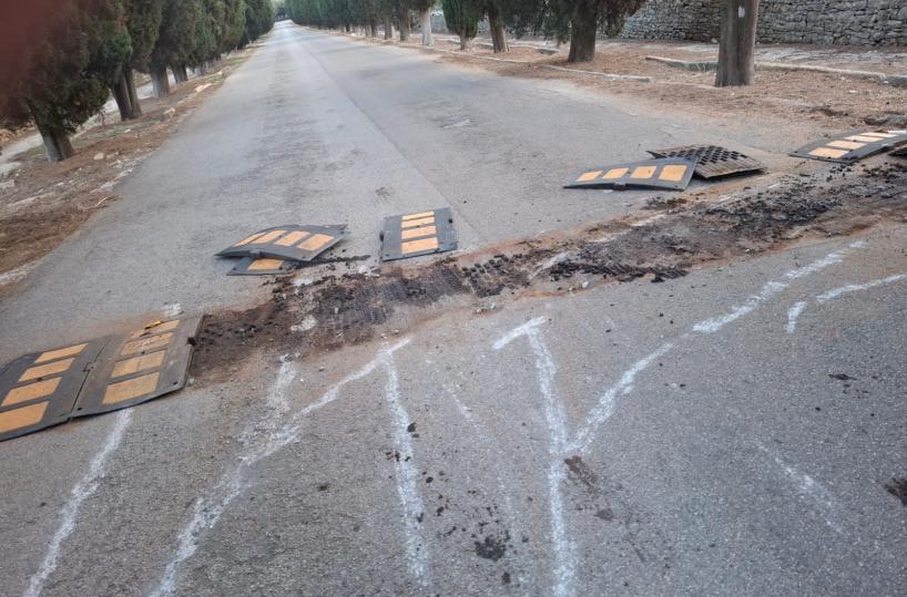 Ruvo di Puglia, sul viale del cimitero vandali fanno saltare dissuasori della velocità