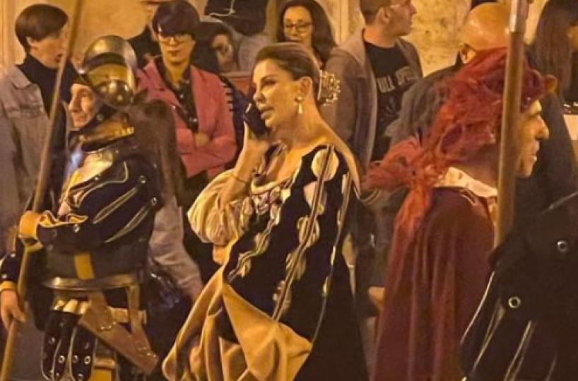 Barletta, Alba Parietti al telefono durante il corteo della Disfida si scusa: «Avevo perso una persona cara»