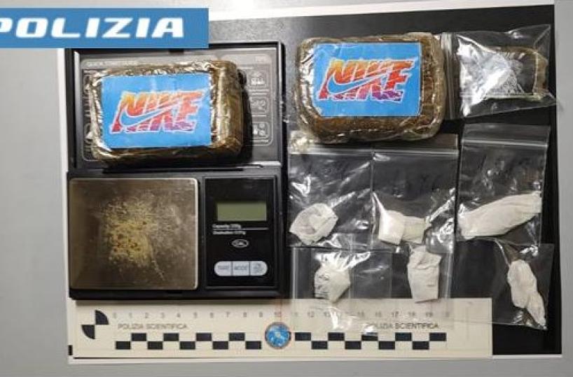 Manduria, arrestato 22enne per spaccio: nella cameretta i panetti di hashish