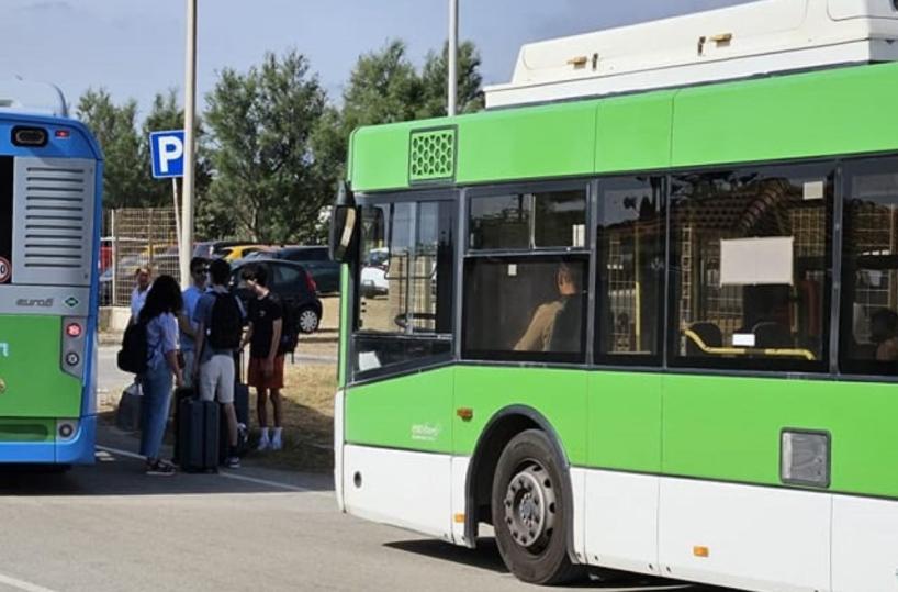 Brindisi, caos trasporti: studenti in classe in ritardo e scoppia la protesta per i disservizi dei bus