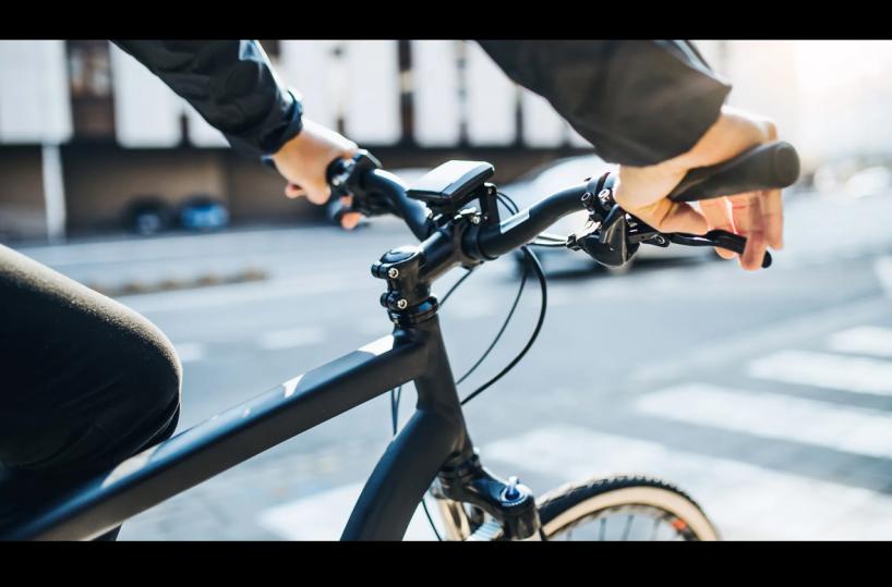 Lecce, multa salata perché usava il cellulare in bici: non è il primo caso