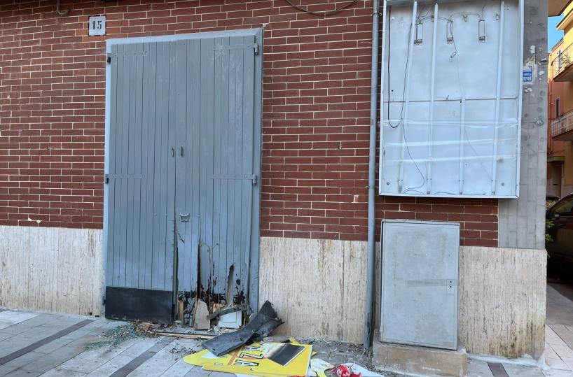 Corato, bomba carta fatta esplodere davanti ingresso pizzeria: danni