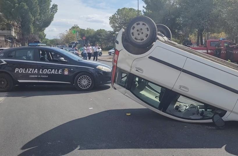 Mancata precedenza alla rotatoria, a Foggia una Panda si ribalta: donna in ospedale
