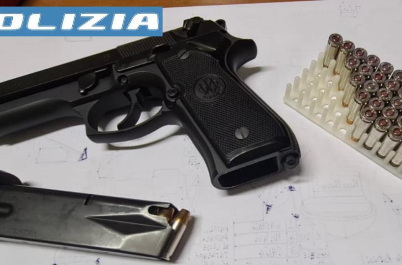 Minaccia la compagna con una pistola, 14 colpi pronti nel caricatore: arrestato 57enne a Matera