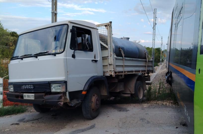Furgoncino bloccato fra le sbarre del passaggio a livello: lieve impatto con treno Fse nel Brindisino
