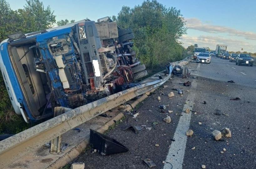 Tir si ribalta sulla Brindisi-Lecce: traffico in ginocchio