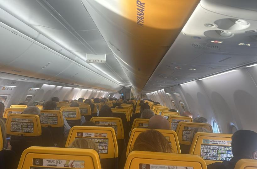 Scoppia pneumatico di un aereo sulla pista di Bergamo, ripercussioni anche all'aeroporto di Bari: l'odissea dei passeggeri 