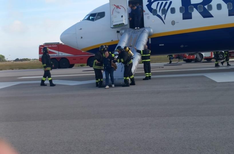 Esplosione in fase di rullaggio sul volo, Brindisi-Torino: aereo evacuato
