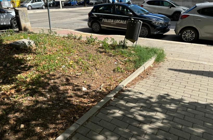 Bari, i vigili vanno al bar: la macchina parcheggiata sullo scivolo dei disabili