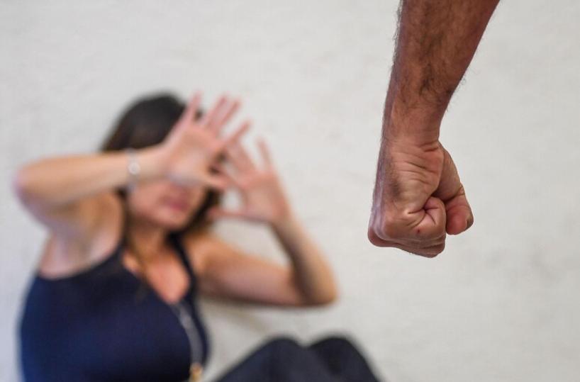 Minacce, pugni e bruciature sul corpo della compagna: arrestato 40enne nel Salento  