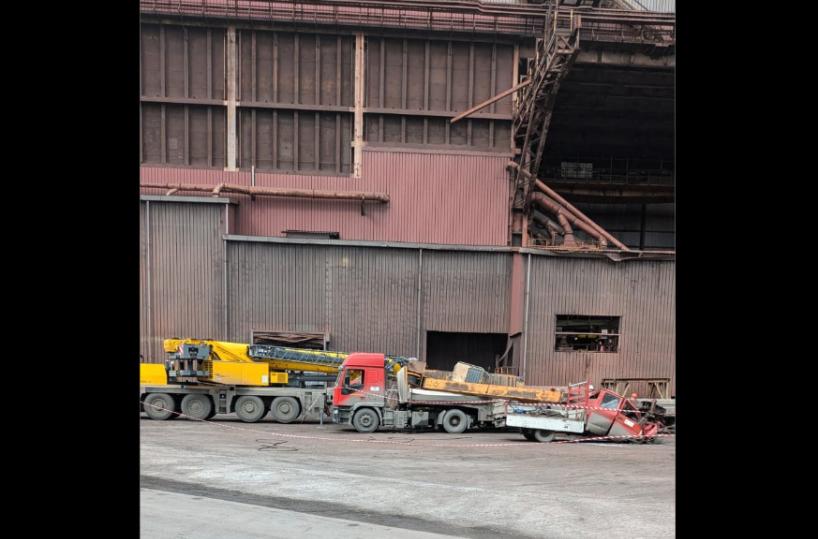 Taranto, si ribalta una gru in azienda indotto ex Ilva, nessun ferito