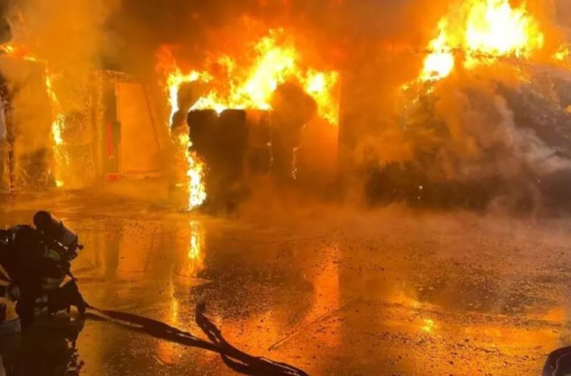 Barletta, incendio nella notte in un'azienda di gestione rifiuti