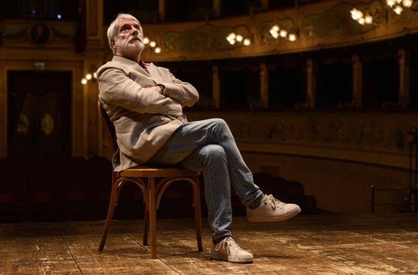 Torna in Puglia Paolo Crepet con il suo show «Mordere il cielo»