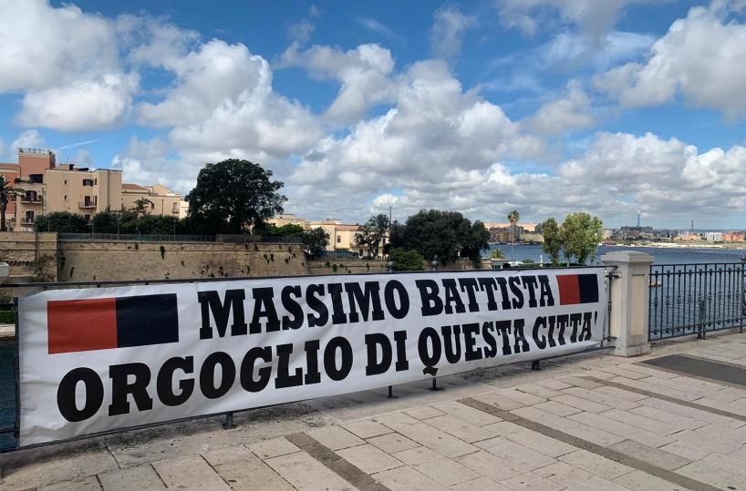 Taranto, lutto cittadino per la morte di Massimo Battista. Lo striscione: «Orgoglio di questa città»