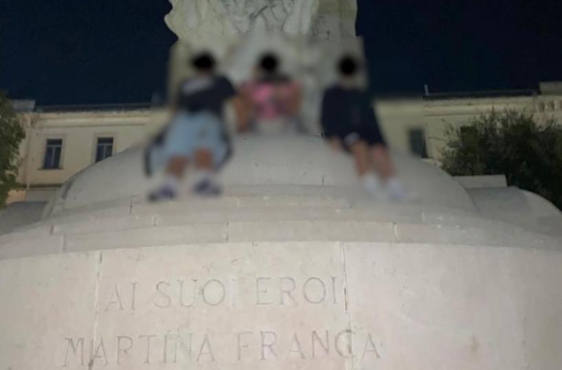 Martina Franca, scavalcano la recinzione e si arrampicano sul monumento ai Caduti