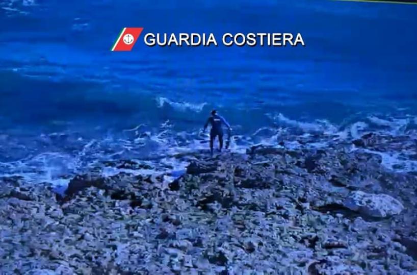 Porto Cesareo, sub scompare tra le onde: era un abusivo, si stava nascondendo tra le onde