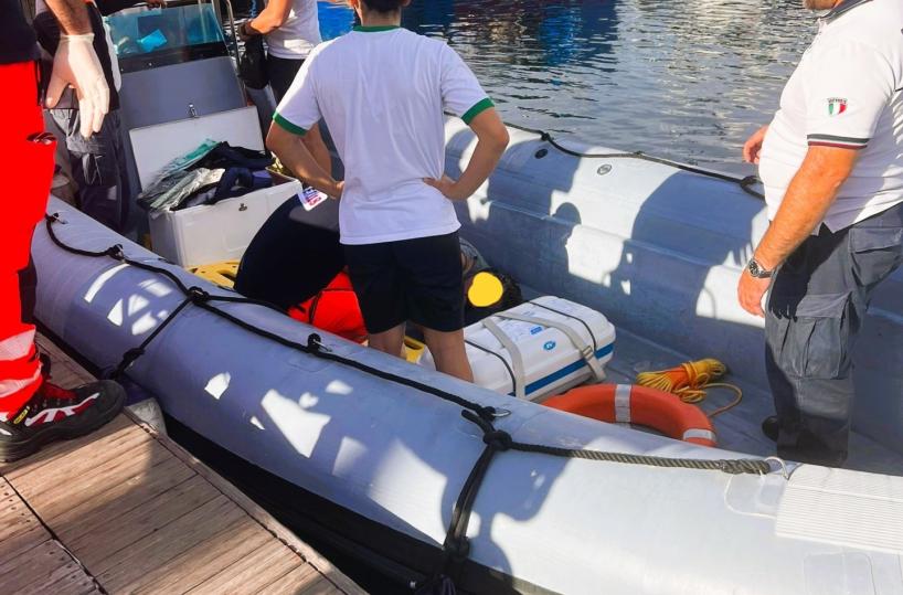 Taranto, donna cade in mare tra i barchini della città vecchia: salvata