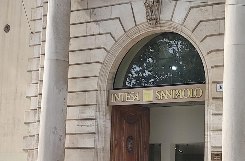 Il bancario barese che spiava i conti correnti dei politici: le sorelle Meloni, Giambruno, La Russa, Emiliano. I dubbi degli investigatori sul movente.  La premier: «Il nostro dossieraggio quotidiano»