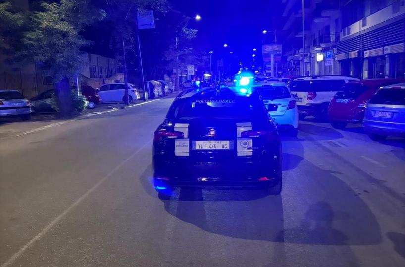 Foggia, investe con l'auto una ragazza a piedi e le presta soccorso: in prognosi riservata 