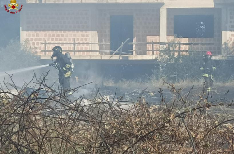 Mudugno, incendio nelle campagne: discarica selvaggia di rifiuti prende fuoco