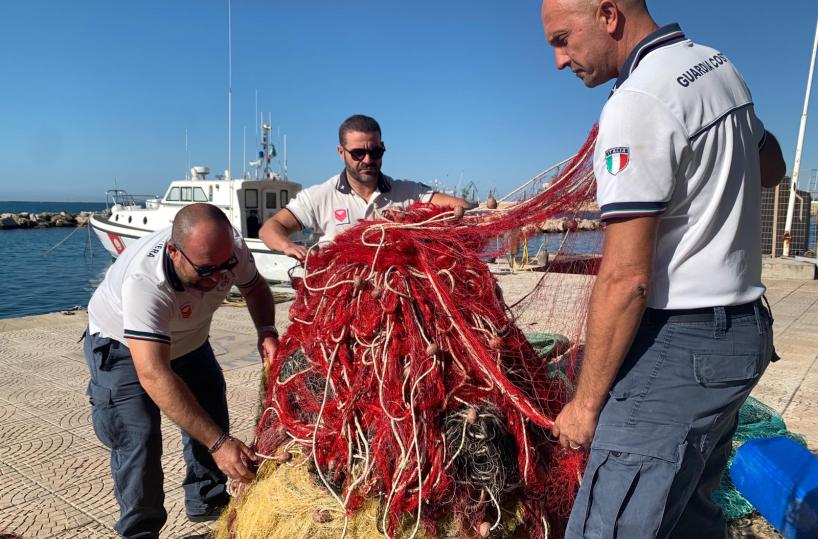 Taranto, sequestrati 20 chilometri di rete da pesca illegale