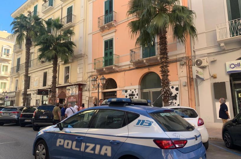 Taranto, griglia cede e operaio precipita nel vuoto atterrando su un terrazzino