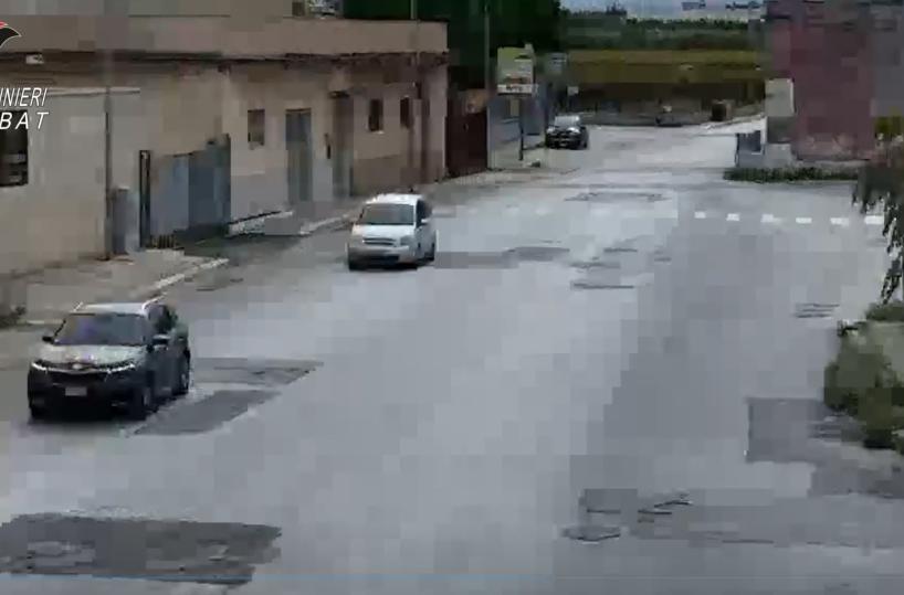Bisceglie, irrompe in un bar armato e si fa consegnare 130 euro di incasso: arrestato