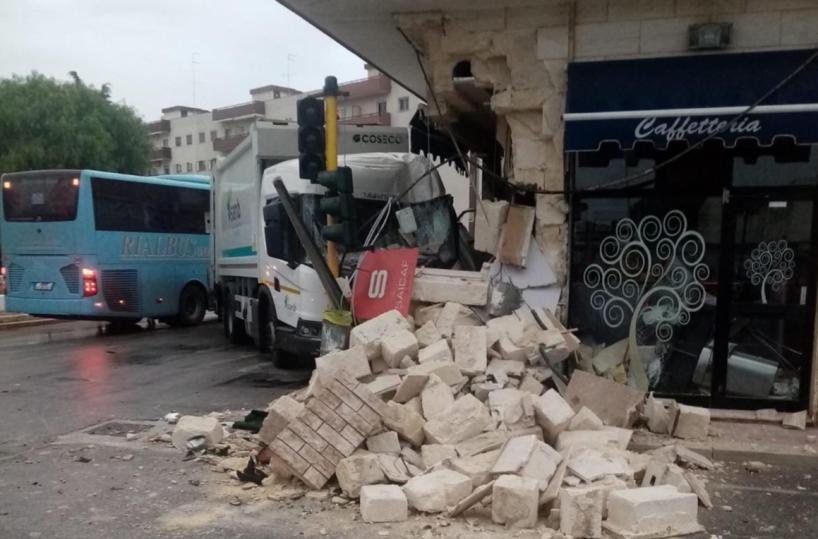 Capurso, camion contro bar distrugge un lato di palazzina: tragedia sfiorata, non ci sono feriti