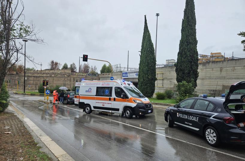Auto contro furgone in viale Fortore a Foggia, un ferito in codice rosso