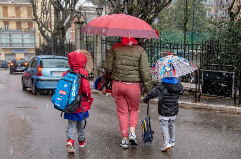 Donne allo stremo, ora la genitorialità diventi «collettiva»